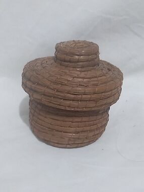 Handwoven Coiled Pine Needle Basket with a Lid. Vintage (B9)
